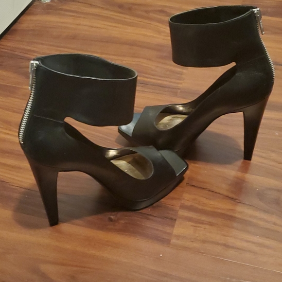 Shoes - Picture 3 of 4